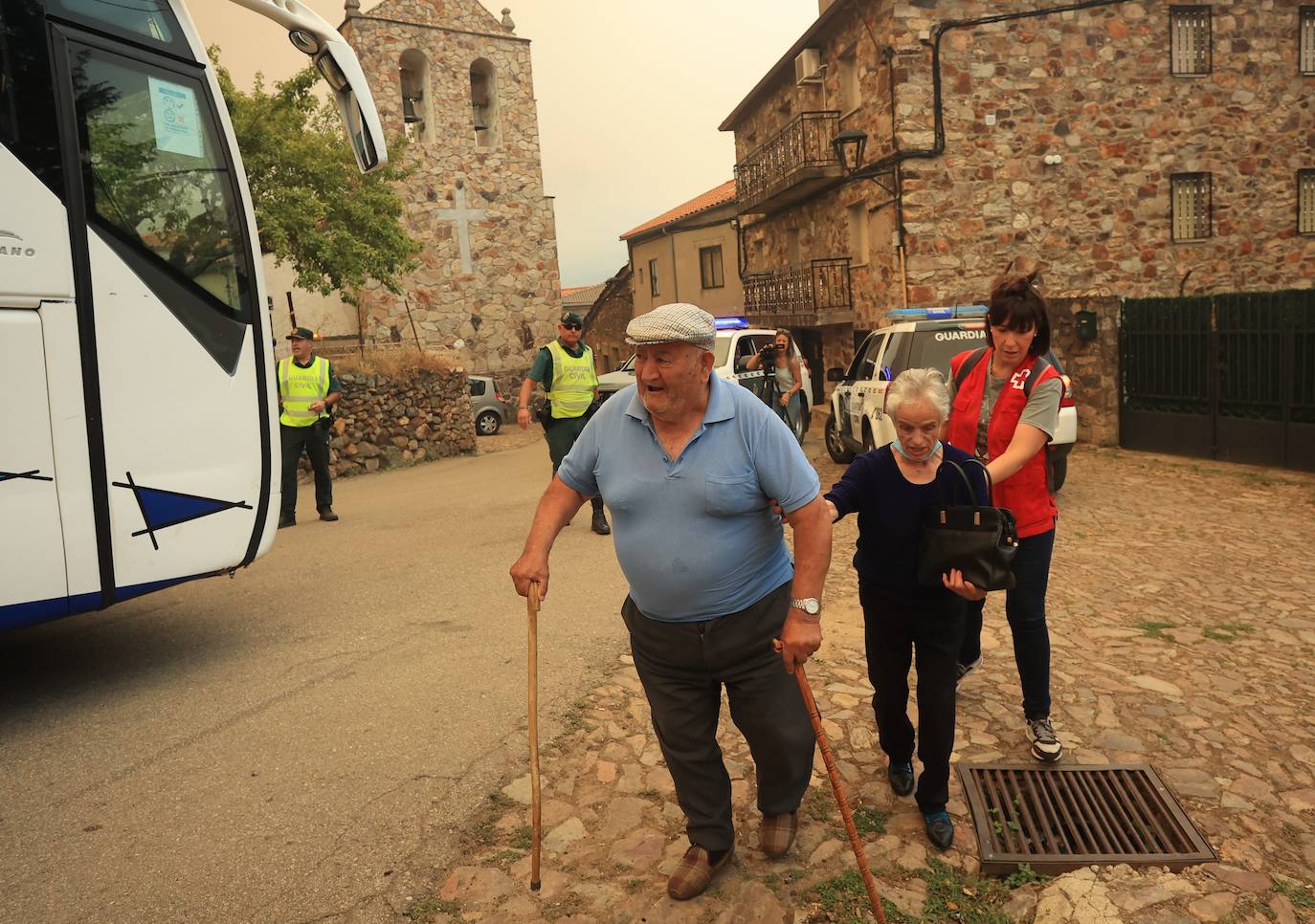 Fotos: El fuego obliga a desalojar a más de un centenar de vecinos de la localidad de Monsagro