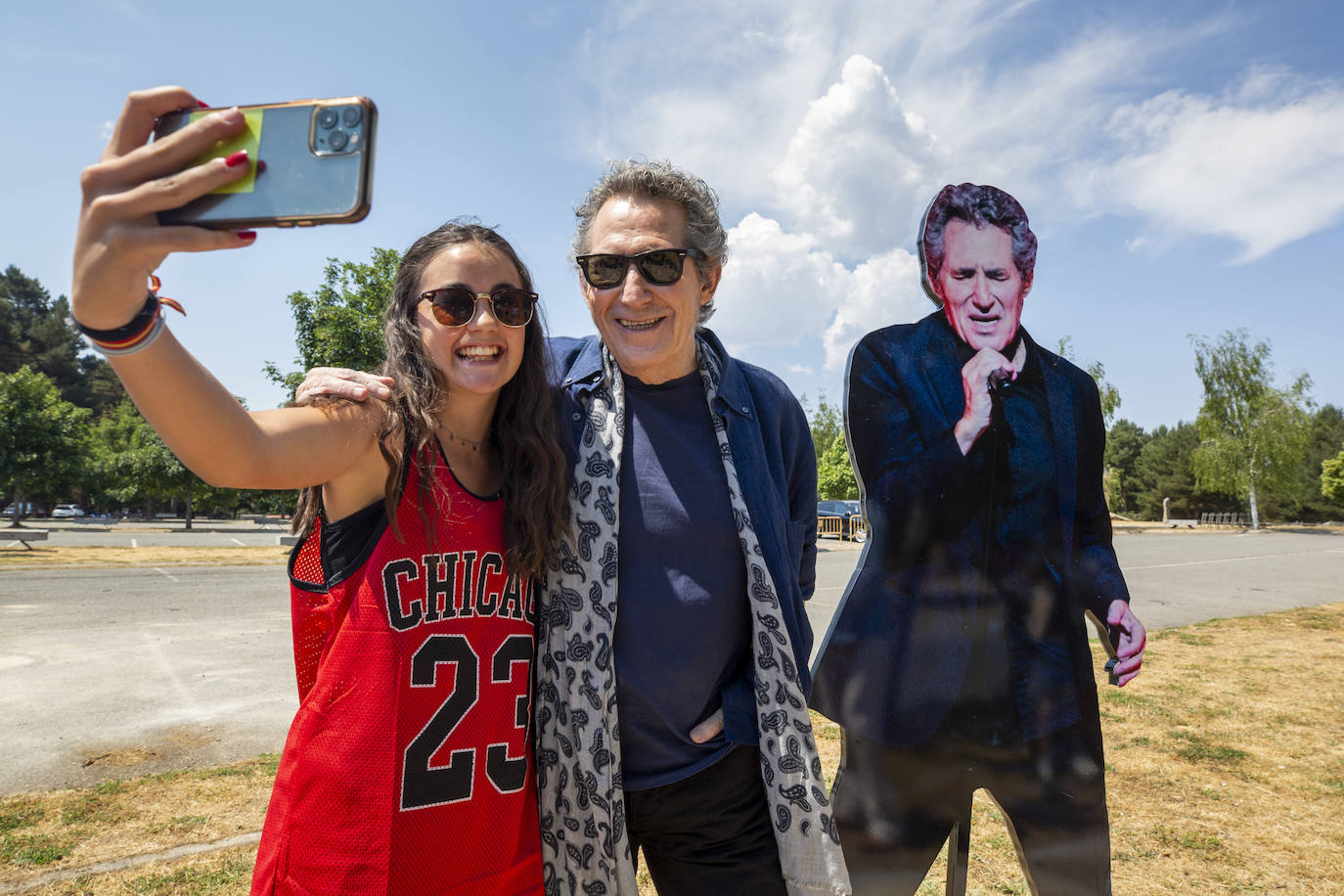 Una joven se hace una fotografía con Miguel Ríos. 