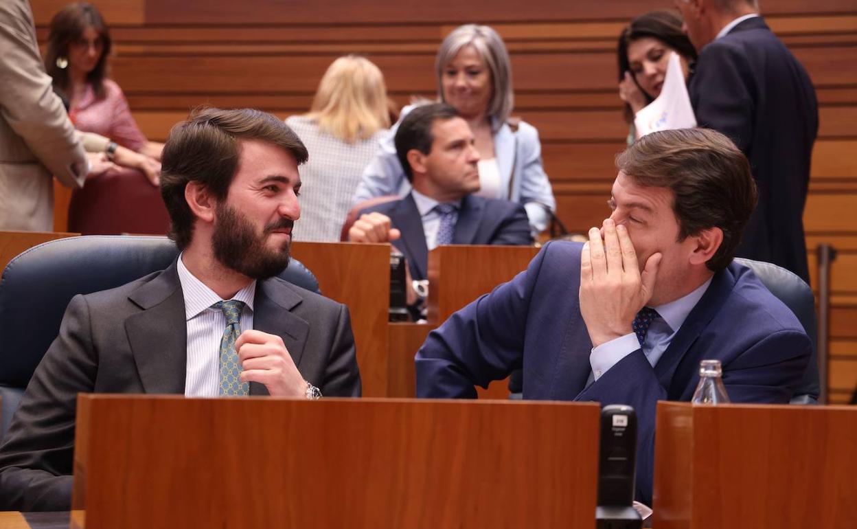 Juan García-Gallardo conversa con Alfonso Fernández Mañueco en el hemiciclo de las Cortes de Castilla y León.