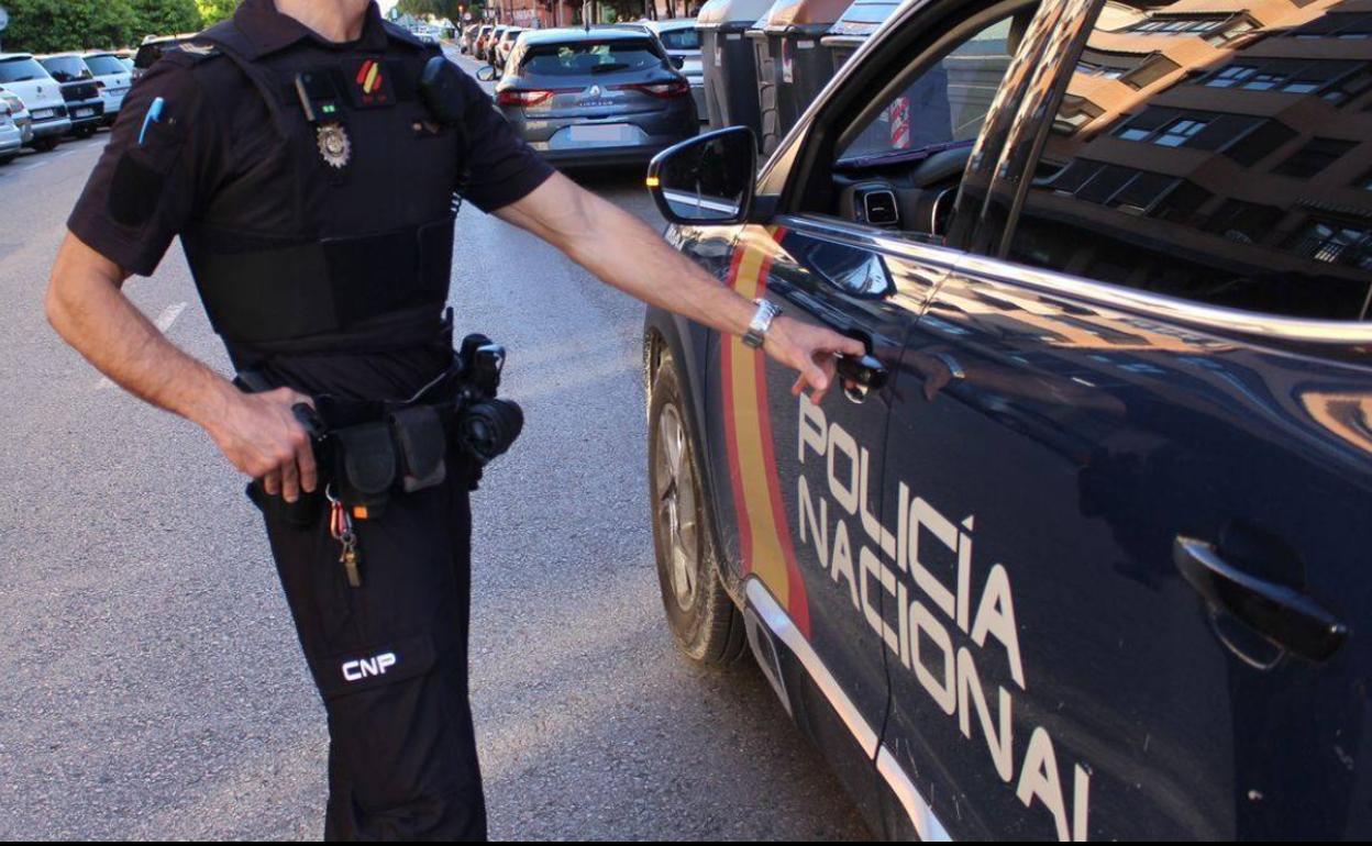 Los dos sospechosos fueron detenidos en la calle La Salud por la Policía Nacional. 