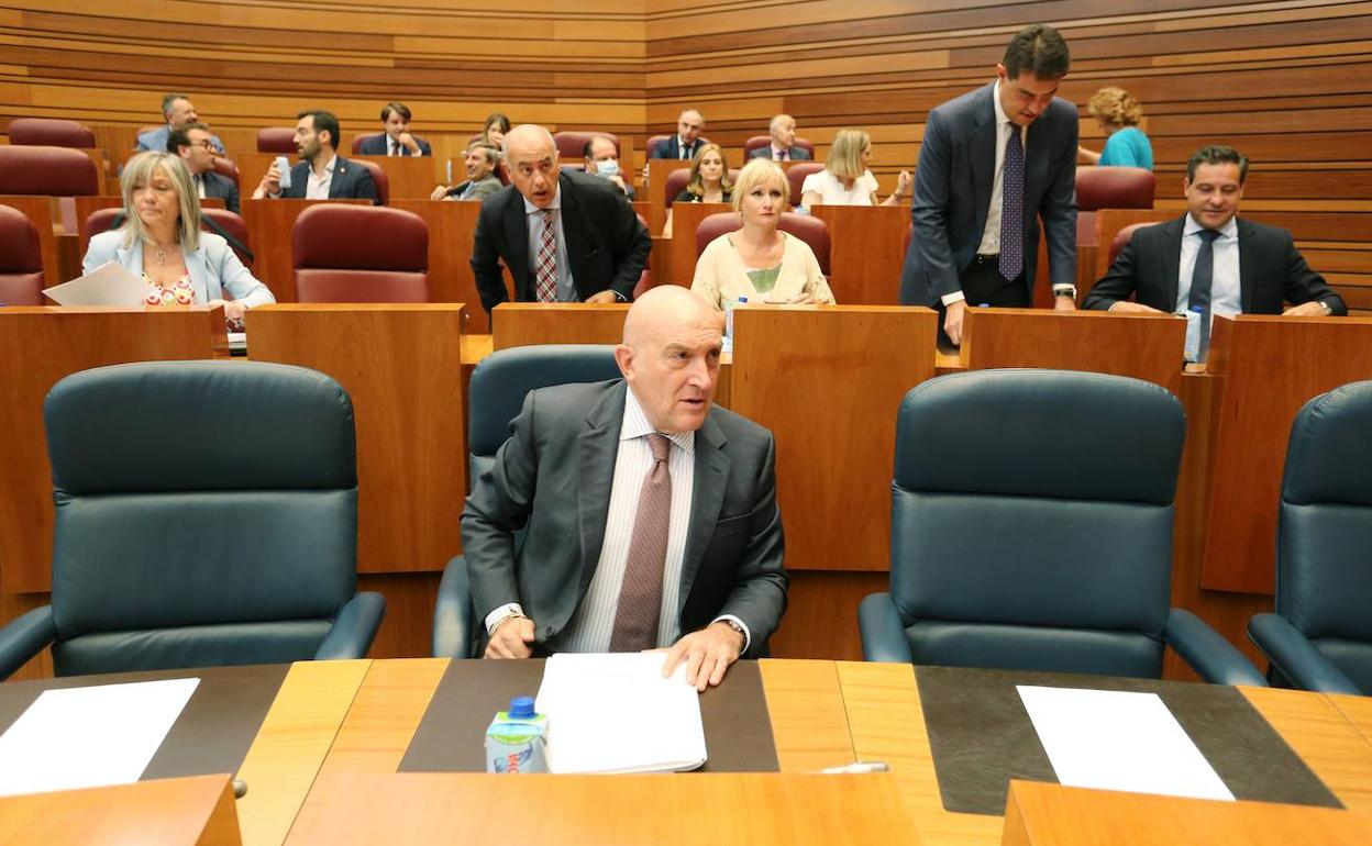 El consejero Jesús Julio Carnero, en su escaño, momentos antes de defender el decreto-ley ante el pleno de las Cortes de Castilla y León.