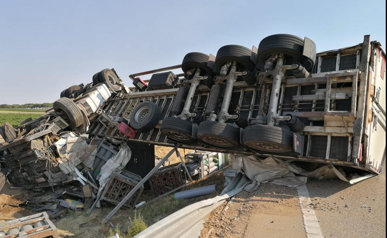 Camión accidentado en la A-6 en Rueda.