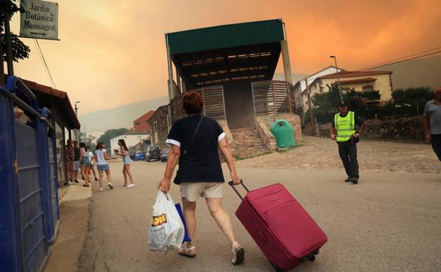 Vecinos que han tenido que desalojar sus casas en Monsagro. 