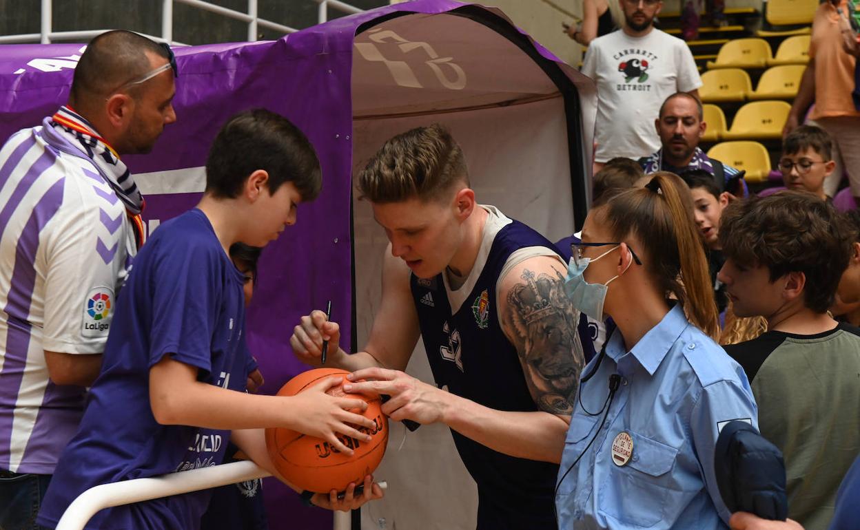 Jordy Kuiper firma un autógrafo a un aficionado. 