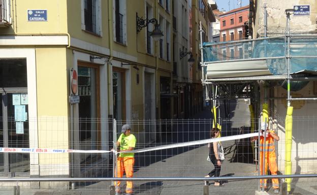 Los operarios colocan la valla a la salida de la calle Tintes. 