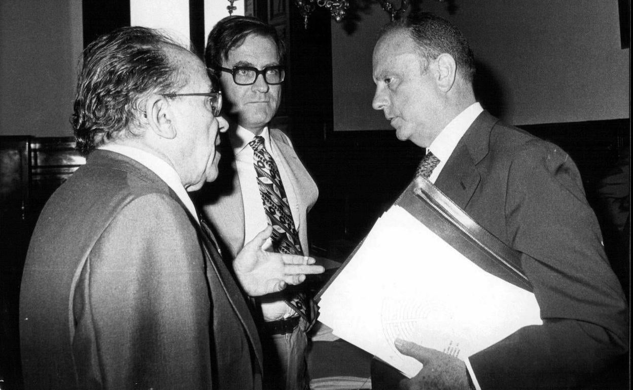 Santiago Carrillo, Ramón Tamames y Manuel Fraga, en el Congreso en 1977.