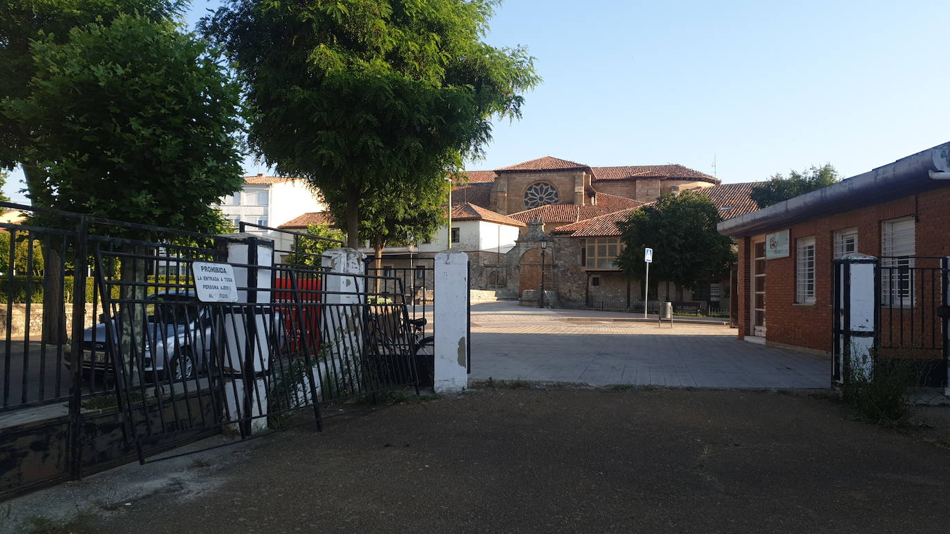 Fotos: El viejo colegio de Aguilar se desmantela