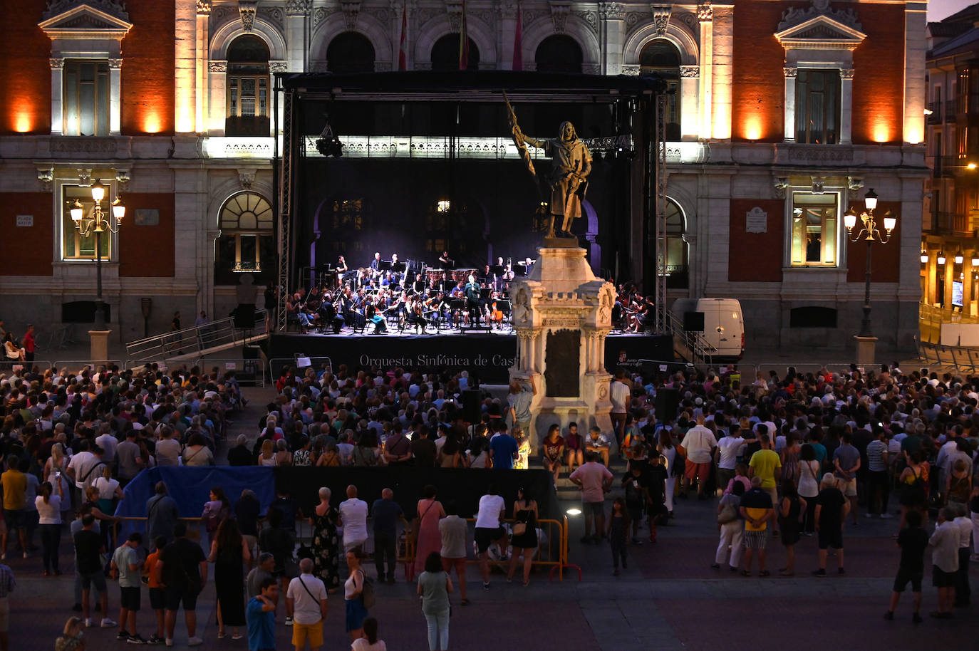 Concierto de la OSCyL, en la Plaza Mayor de Valladolid, este martes.