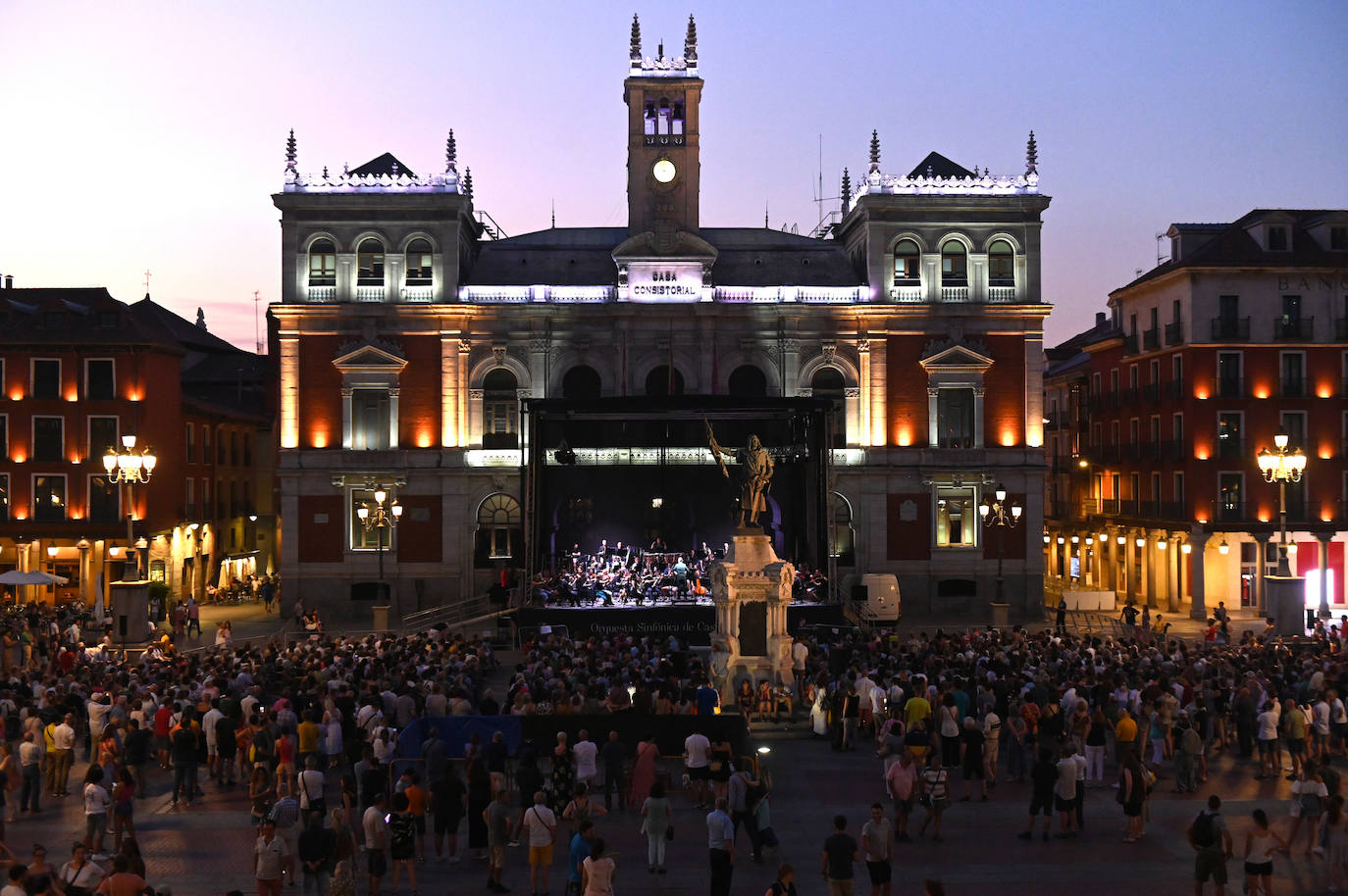 Concierto de la OSCyL, en la Plaza Mayor de Valladolid, este martes.