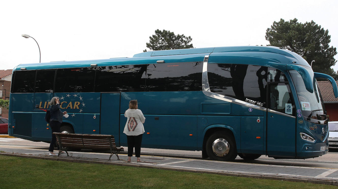 Dos mujeres esperan para coger el autobús en una localidad de la provincia.