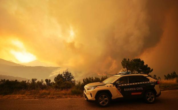 El incendio forestal de Monsagro adquiere un comportamiento «extremadamente virulento»