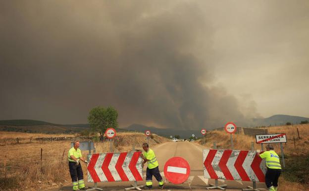 El incendio forestal de Monsagro alcanza Serradilla del Llano y obliga a cortar la carretera DSA-350 