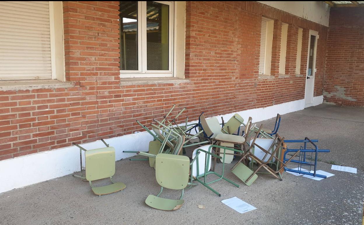 Sillas apiladas para su retirada, este martes en el viejo colegio de Aguilar. 