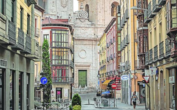 La catedral de Valladolid, desde la peatonal calle Regalado.