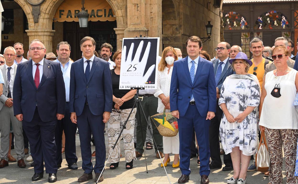 El alcalde y elpresiente de la Junt, junto a otras auroeidades, en el acto en la Plaza Mayor. 