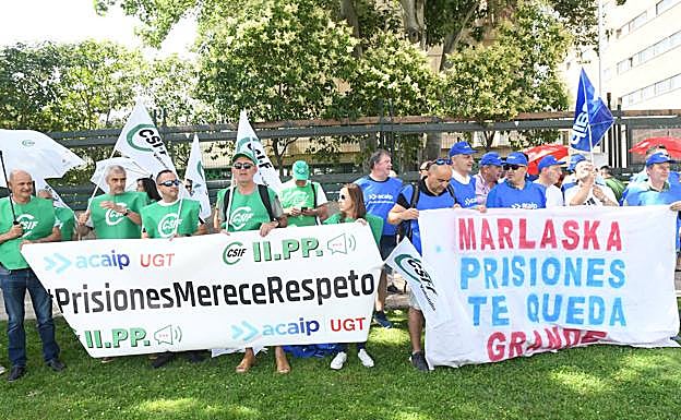 Protesta de ACAIP y CSIF en la Delegación de Gobierno de Valladolid. 