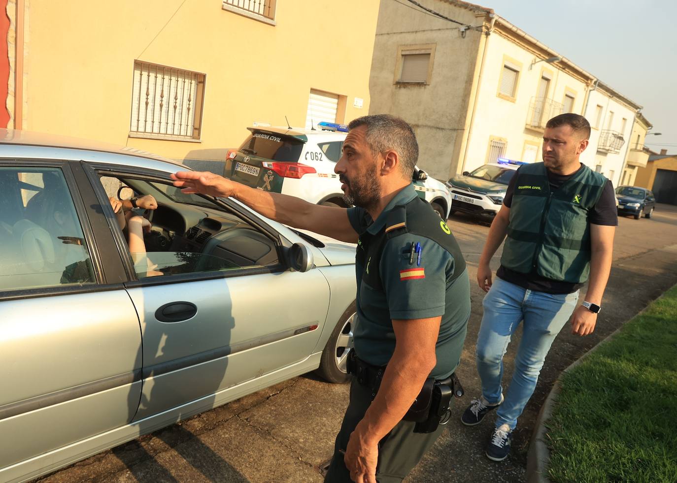 La Guardia Civil conversa con los vecinos para organizar el desalojo.