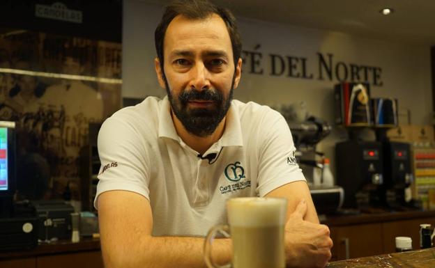 Francisco Castro, uno de los propietarios del Café del Norte, con su especialidad 'Café del Norte' 