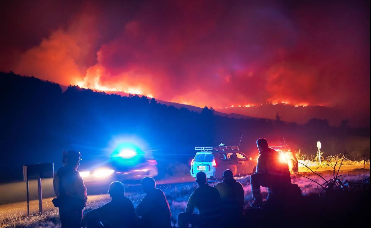 Imagen de las llamas desde la posición de un retén en la zona del paruqe natural Las Batuecas-Sierra de Francia.