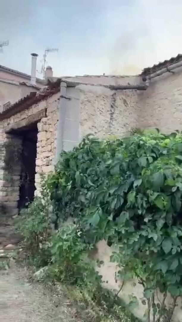 El incendio de Navafría quema una casa en el pueblo desalojado de Torreval