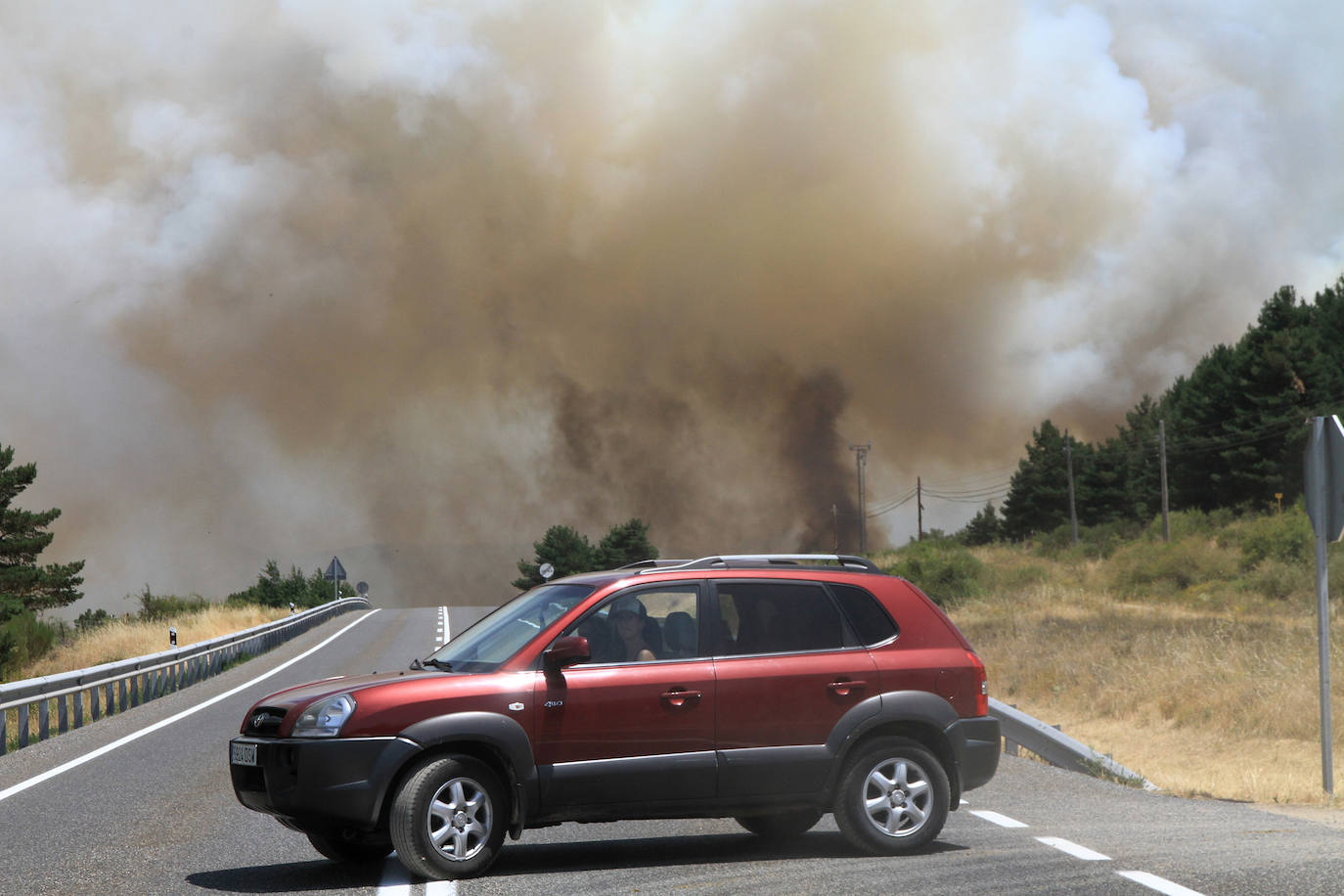 El incendio de Navafría causa problemas de cobertura y obliga a cortar la luz en la localidad