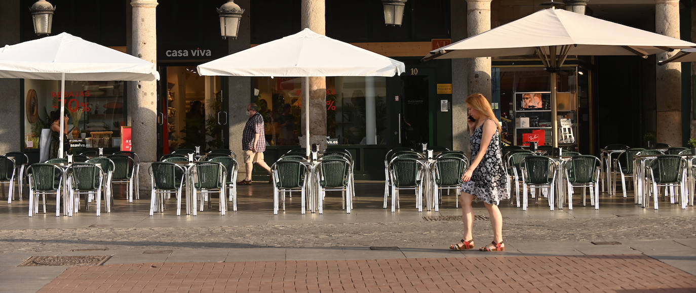 Mujer paseando por la Plaza Mayor. 