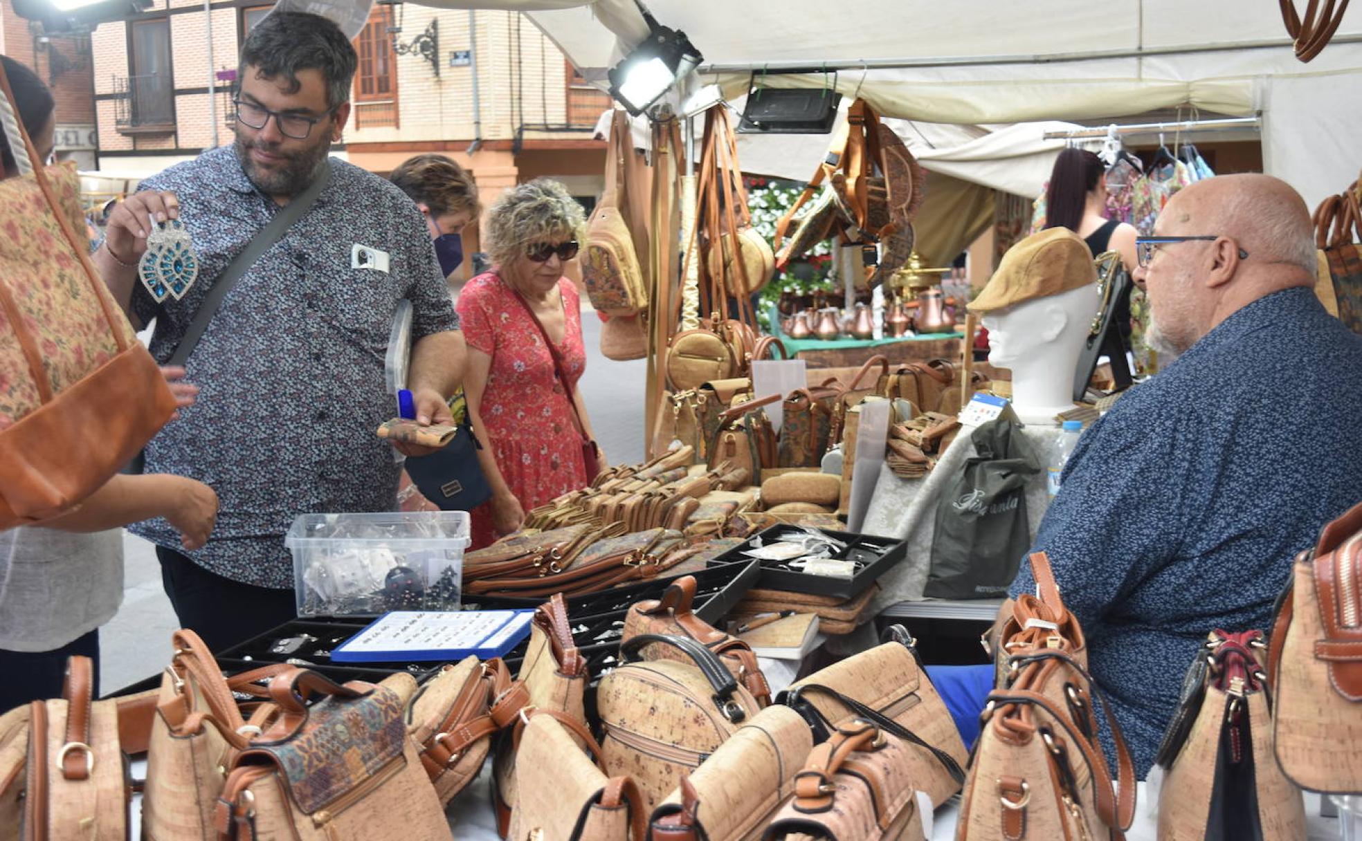 Clientes en uno de los puestos del mercado romano.
