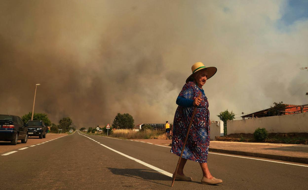 sSalamanca: Suárez-Quiñones señala «circunstancias favorables a la estabilización» en el incendio forestal de Monsagro