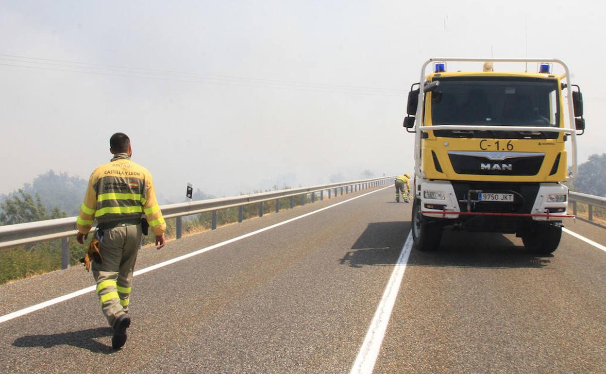 Agentes forestales, en las inmediaciones del incendio de Navafría.