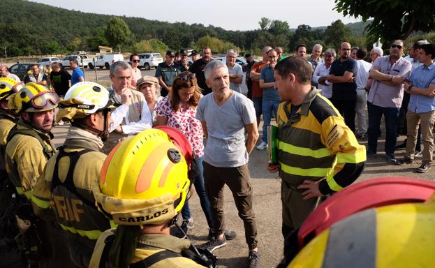 El ministro del Interior, Fernando Grande Marlasca, visita el puesto de mando situado en el Maíllo 