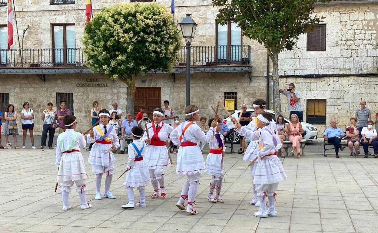 Grupo infantil de paloteo de Villanubla haciendo uno de sus lazos