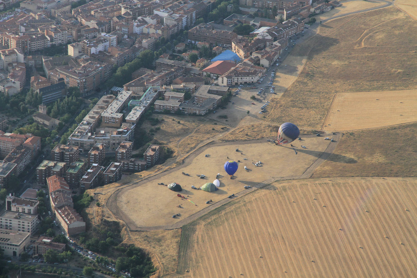t Globos tratan de despegar de Las Lastras, con la ciudad a la izquierda. 