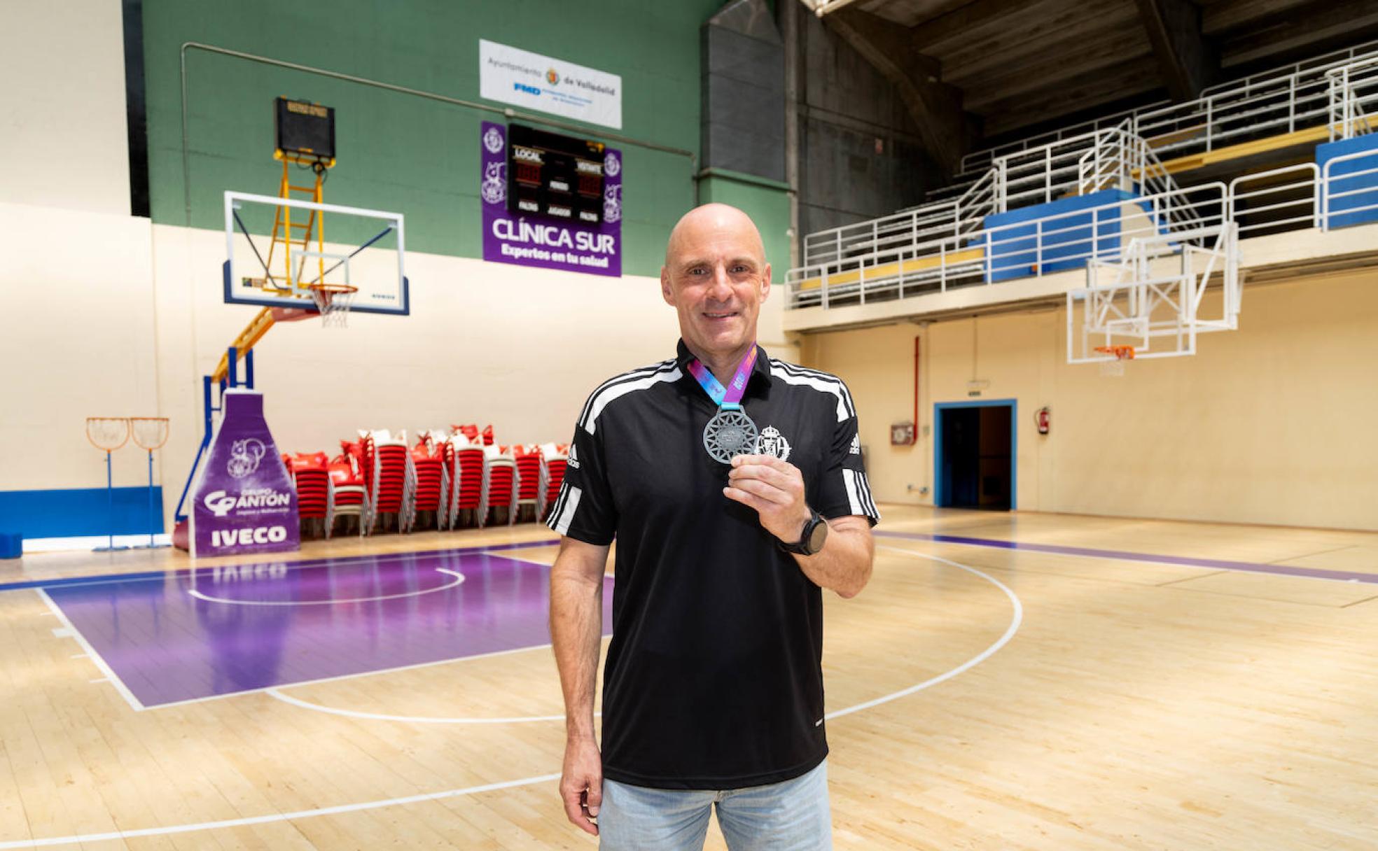 David Enciso posa con su medalla. 