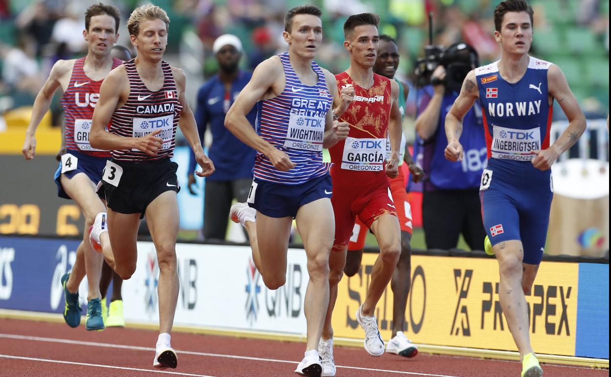 Mario García Romo, segundo por la derecha, en la recta final de la prueba de los 1.500 metros. 