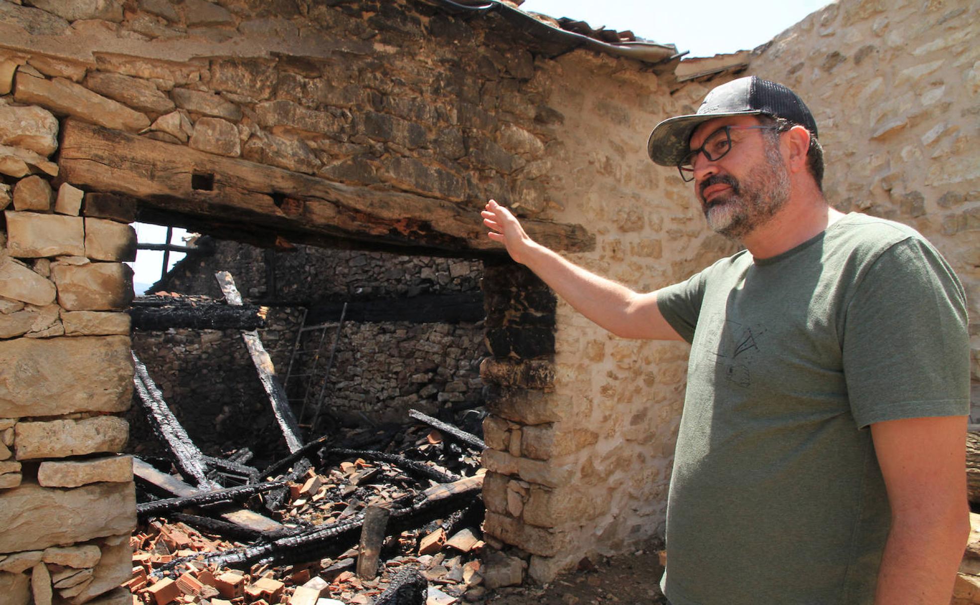 Ignacio Ibáñez señala el pajar de su familia en Torre Val de San Pedro destruido por el incendio forestal de Navafría. 