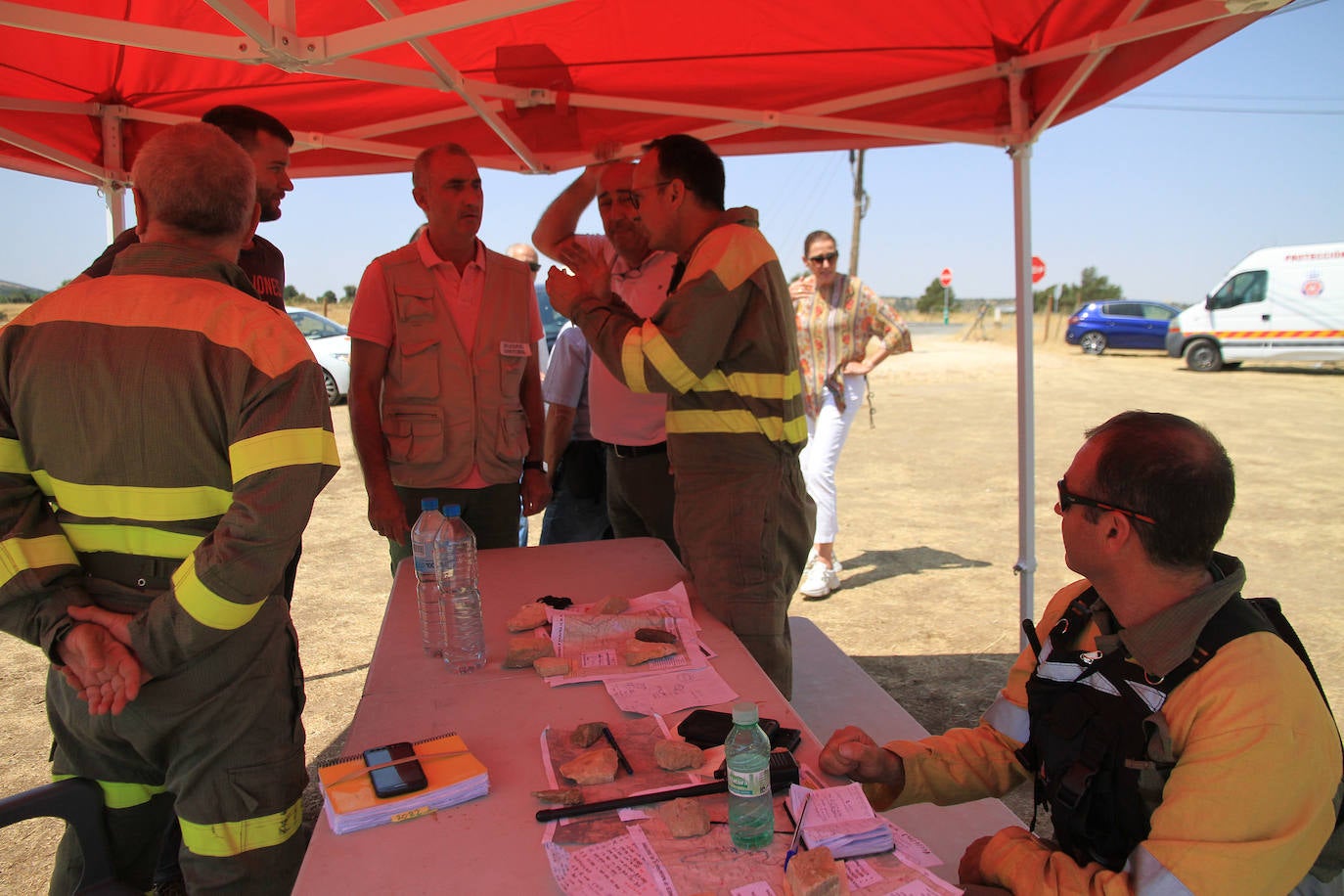 Terreno de pinar en el piedemonte de la sierra calcinado por el fuego declarado el pasado viernes en Navafría. 