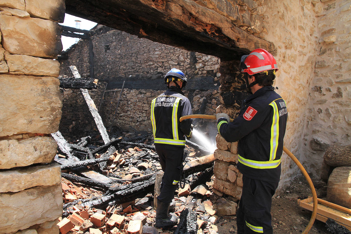 Terreno arrasado por las llamas que llegaron a entrar en el núcleo de Torre Val y destruir dos pajares y una casa. 