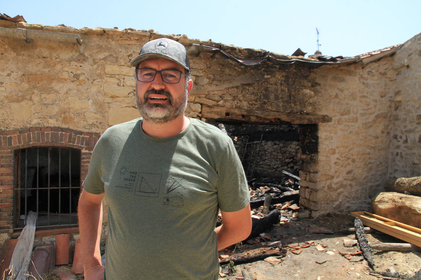 Terreno arrasado por las llamas que llegaron a entrar en el núcleo de Torre Val y destruir dos pajares y una casa. 