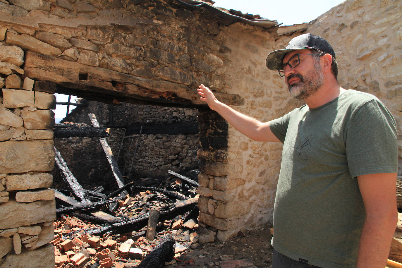 Terreno arrasado por las llamas que llegaron a entrar en el núcleo de Torre Val y destruir dos pajares y una casa. 