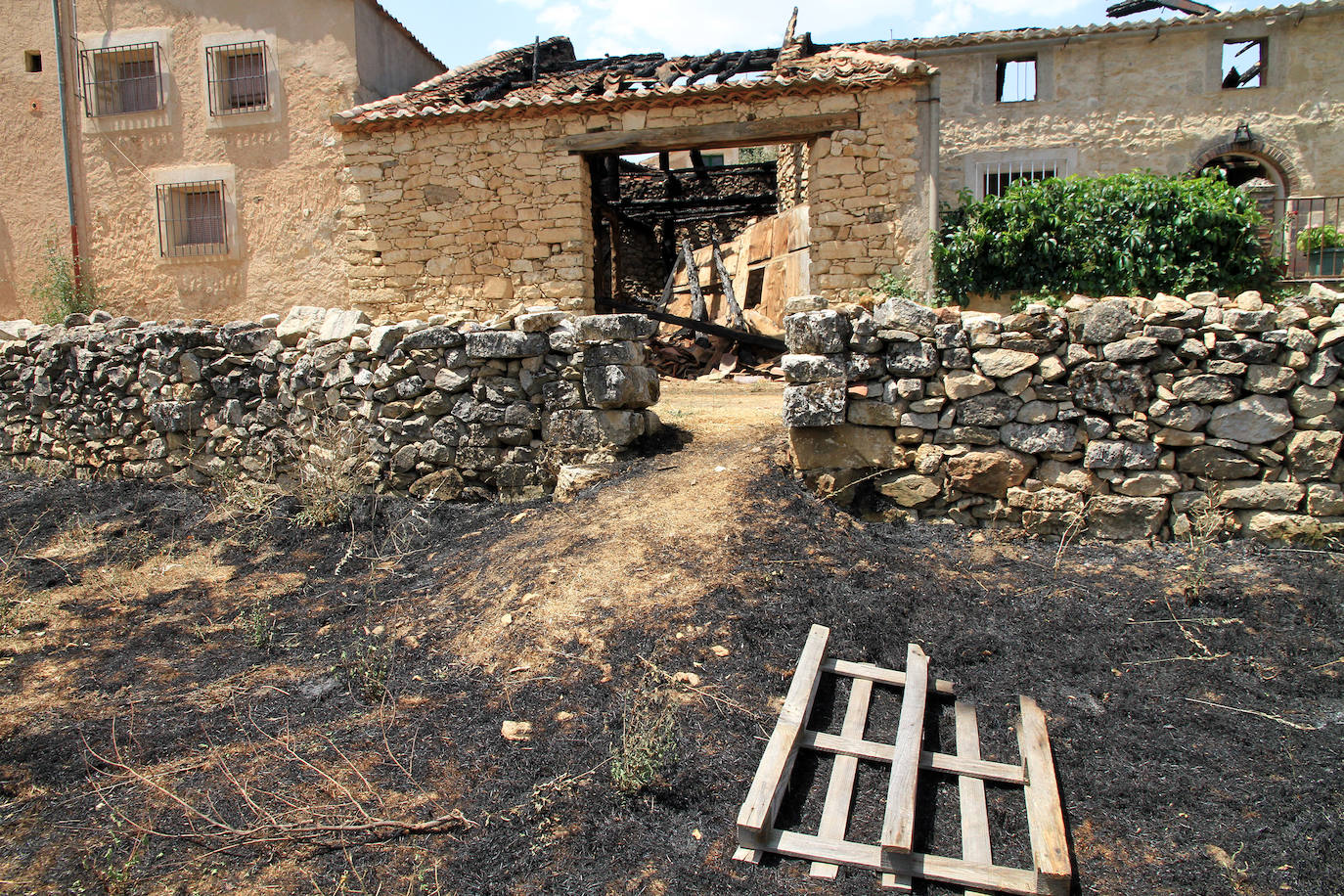 Terreno arrasado por las llamas que llegaron a entrar en el núcleo de Torre Val y destruir dos pajares y una casa. 