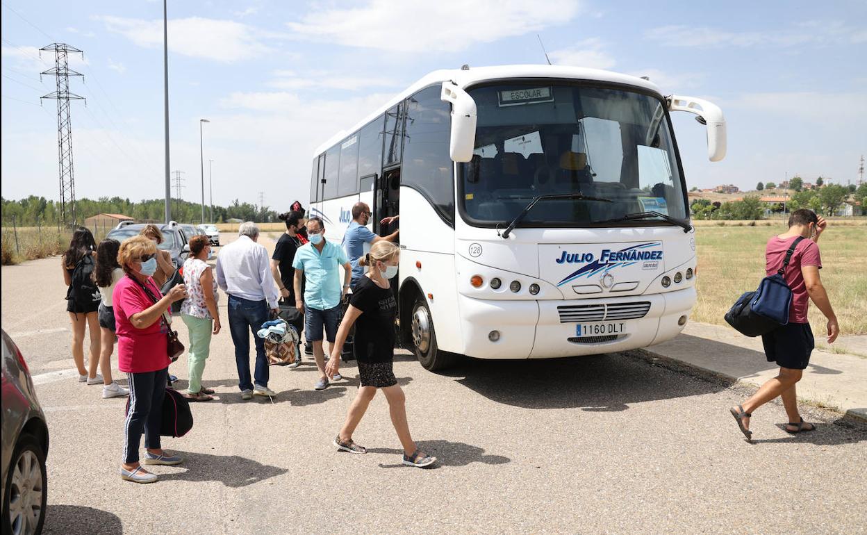 Los vecinos se dirigen al Recinto Ferial IFEZA después de ser evacuados de sus casas.