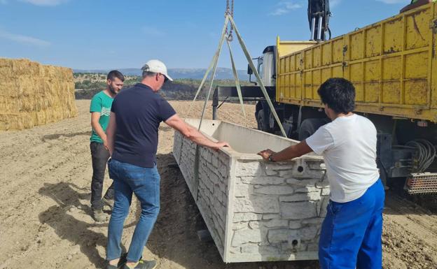 Desplazan a Torre Val dos camiones de paja y cuatro de forraje para alimentar el ganado 