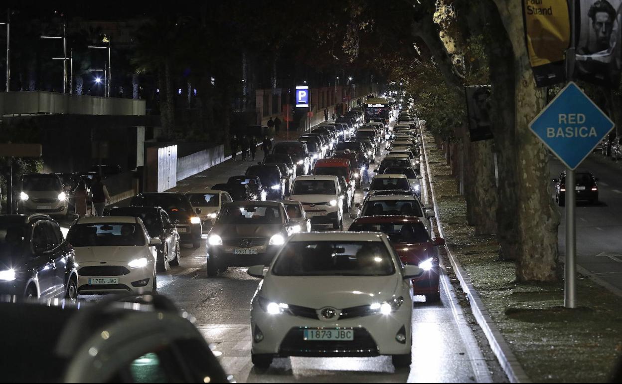 Coches circulando durante la noche