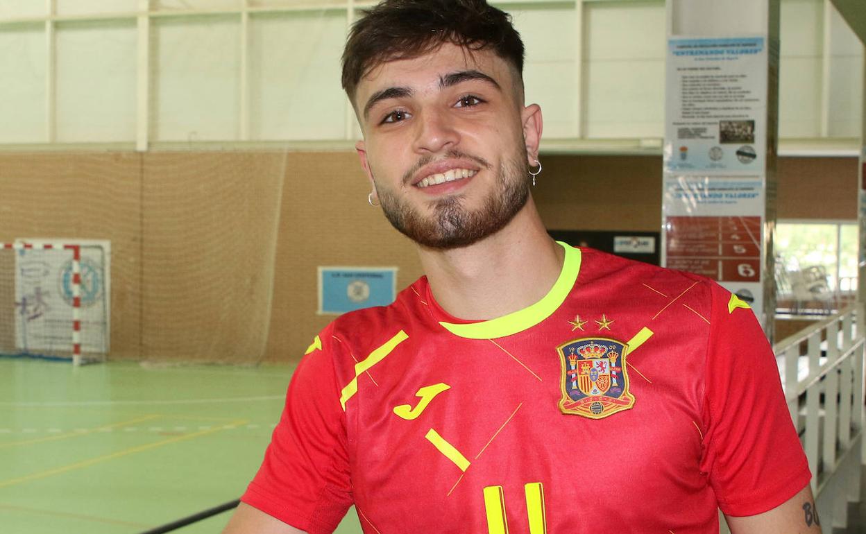 Eloy de Pablos con la camiseta de la Selección Española de fútbol sala. 