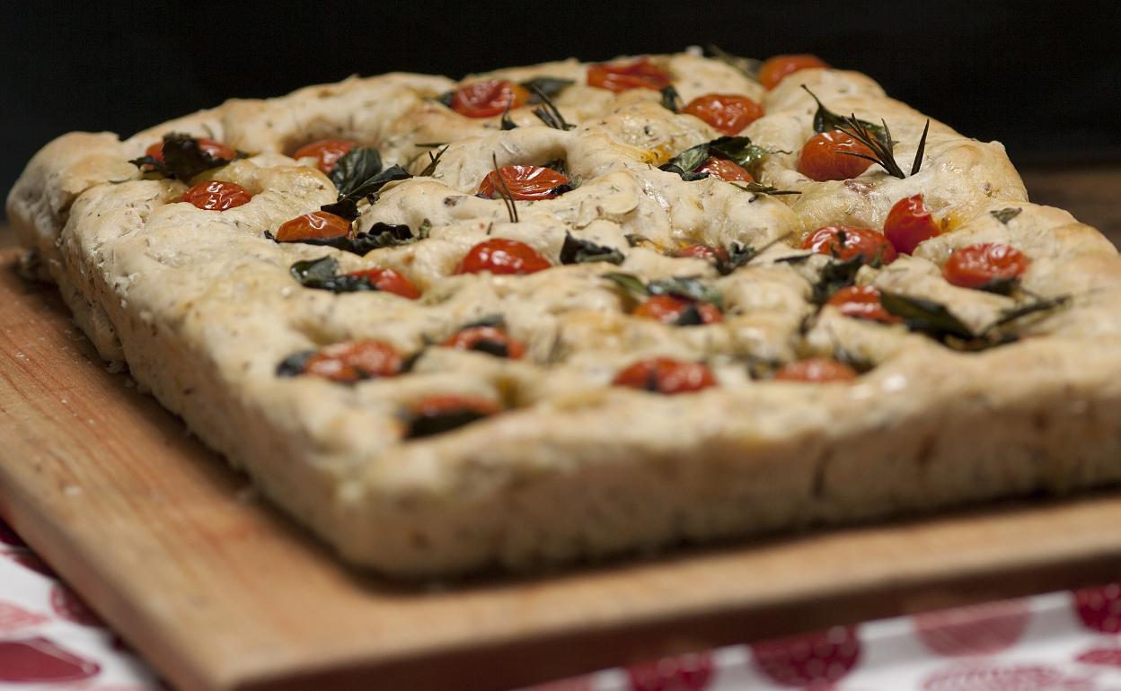 Focaccia con aceite de oliva y aromáticas. 