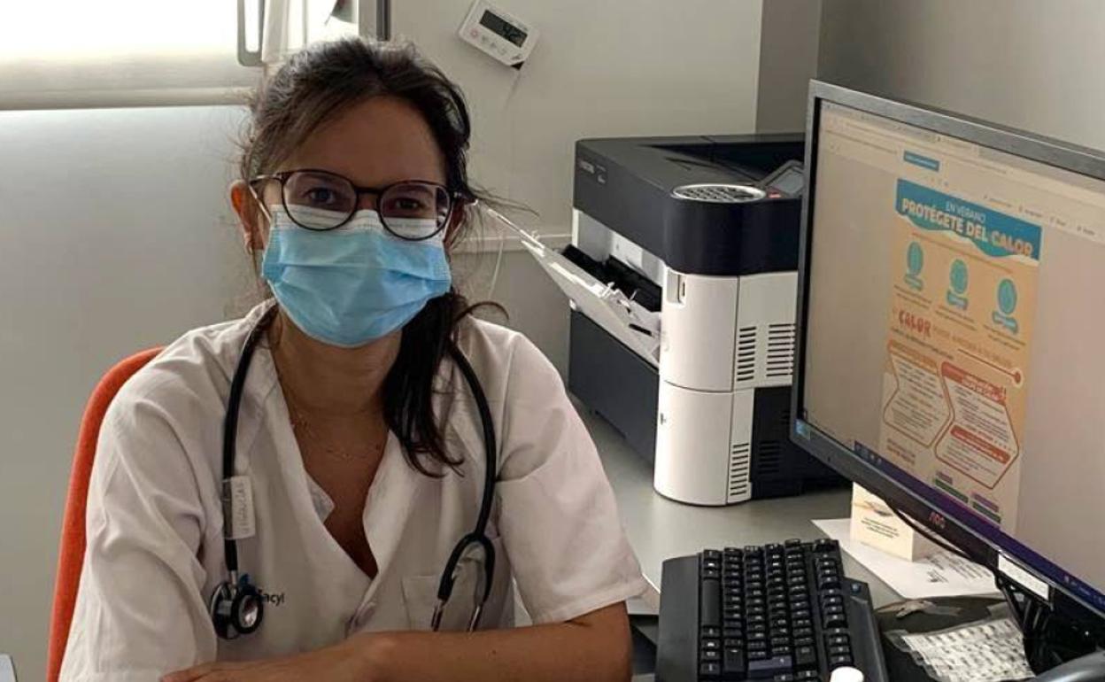 La enfermera Irene de Frutos en la consulta. 