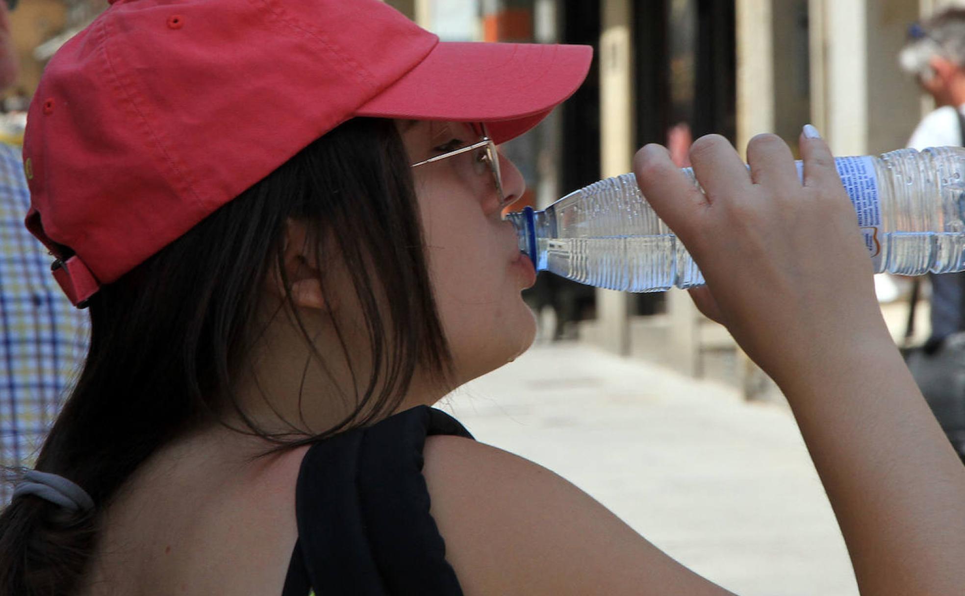 Una joven bebe agua para hidratarse durante esta ola de calor en Segovia. 