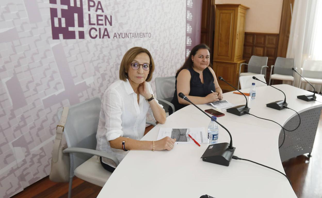 Juncal Ibáñez, sobrina de Esperanza Pérez, con la concejal de Ganemos, Sonia Ordóñez, este lunes en el Ayuntamiento. 