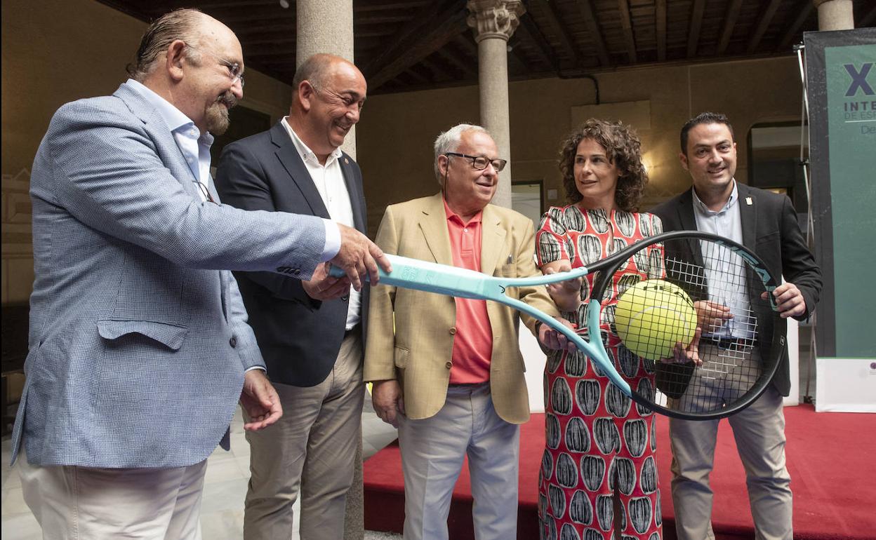 De izquierda a derecha, Miguel Díaz Román, Miguel Ángel de Vicente, Gonzalo Santonja, Virginia Ruano y Javier Figueredo, durante la presentación del torneo. 