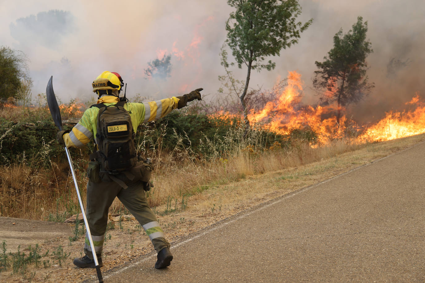 Un brigadista da instrucciones en la labor de extinción del fuego en Zamora.